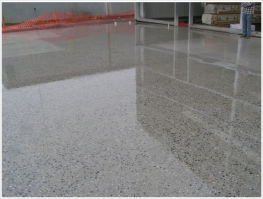 混凝土密封硬化剂对地坪工程亮度与防滑功能影响解析