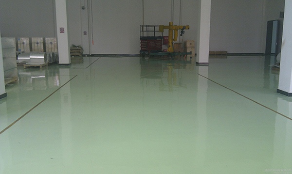 停车场地坪选择指南：环氧耐磨与硬化地坪方案对比