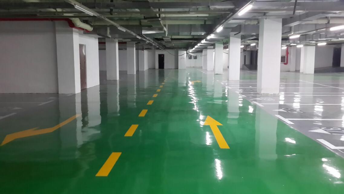 停车场地坪漆施工规划要点 车位划分防滑设计指南(图1)