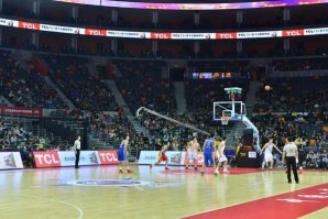 CBA篮球场地面材质揭秘：运动木地板硅PU丙烯酸地坪优缺点对比分析