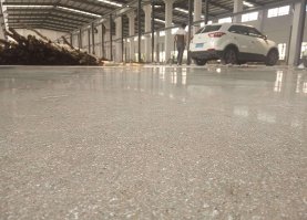 室外地坪选择固化地坪还是环氧地坪？耐候性能对比分析