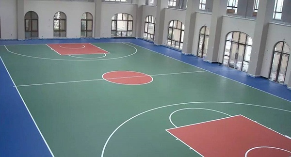 硅PU篮球场与丙烯酸球场优势对比，环保运动场地选择指南(图1)