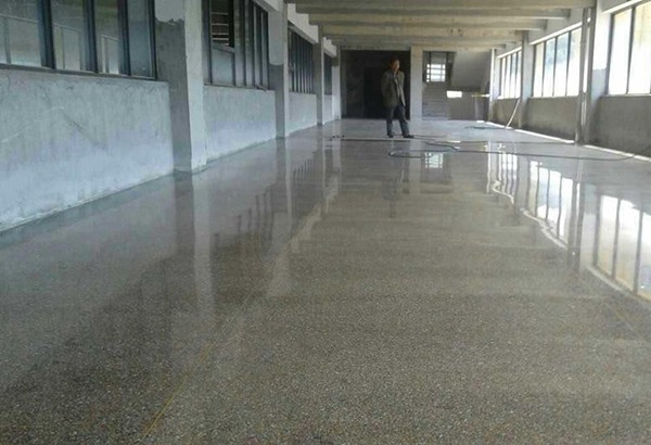 工厂车间地坪涂料选择指南：提升地面性能的关键因素(图1)