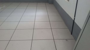 机房地面装修选择防静电地板还是防静电地坪漆优缺点对比