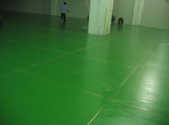 环氧地坪漆为什么要施工中涂层？三大核心作用解析