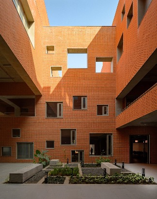 印度大学建筑屋顶铺设463级台阶平台(图13)