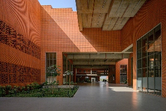 印度大学建筑屋顶铺设463级台阶平台(图16)