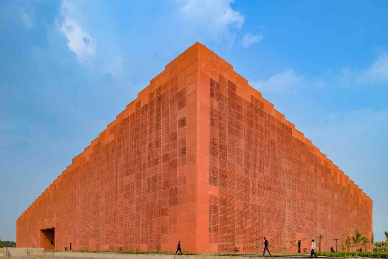 印度大学建筑屋顶铺设463级台阶平台(图8)