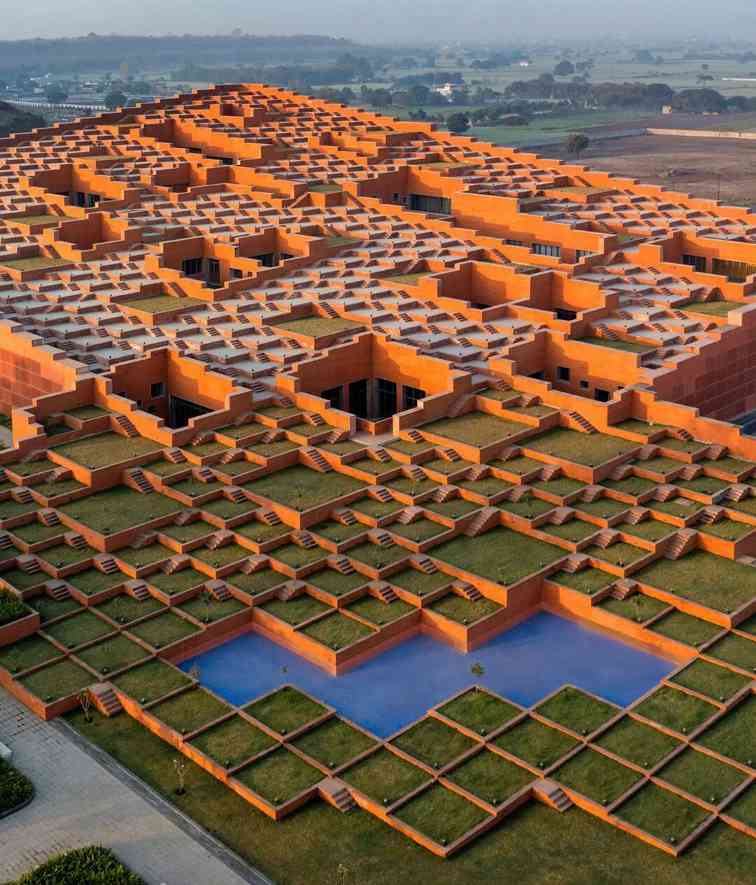 印度大学建筑屋面铺满463个阶梯平台(图1)