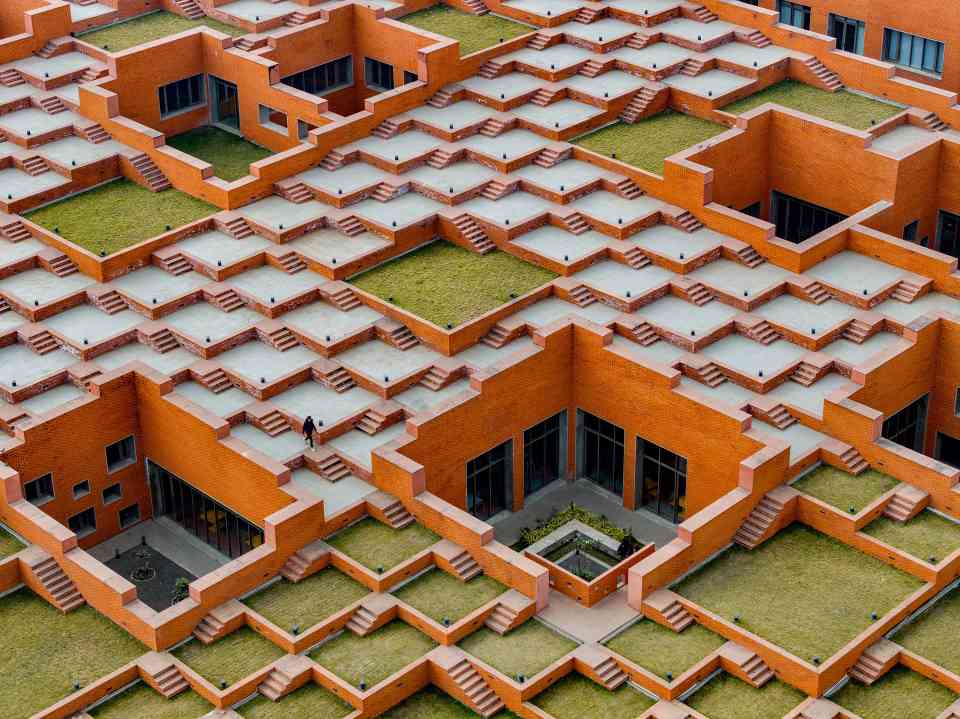 印度大学建筑屋面铺满463个阶梯平台(图11)