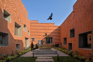 印度大学建筑屋面铺满463个阶梯平台(图25)