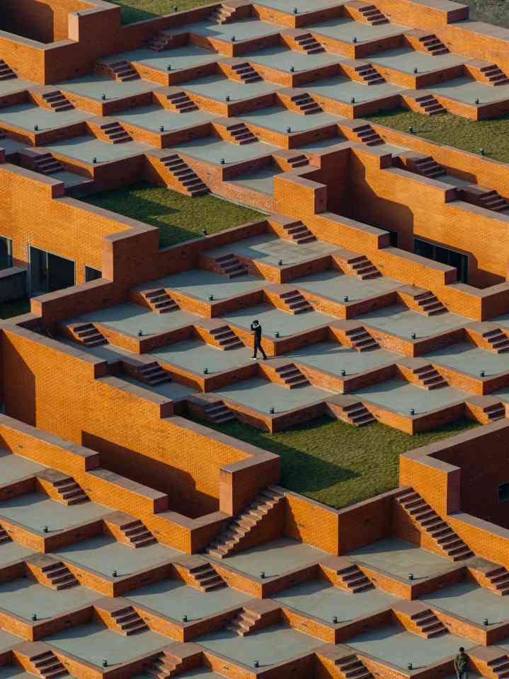 印度Prestige大学创新阶梯式屋顶设计，打造多功能社交空间(图5)