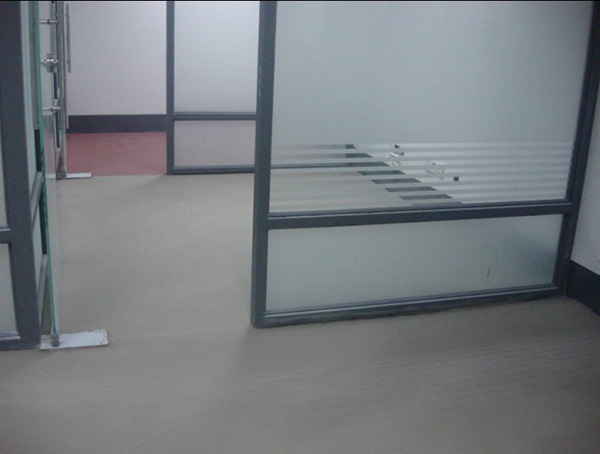 水泥自流平地面：高平整度、快速施工的地面解决方案(图1)